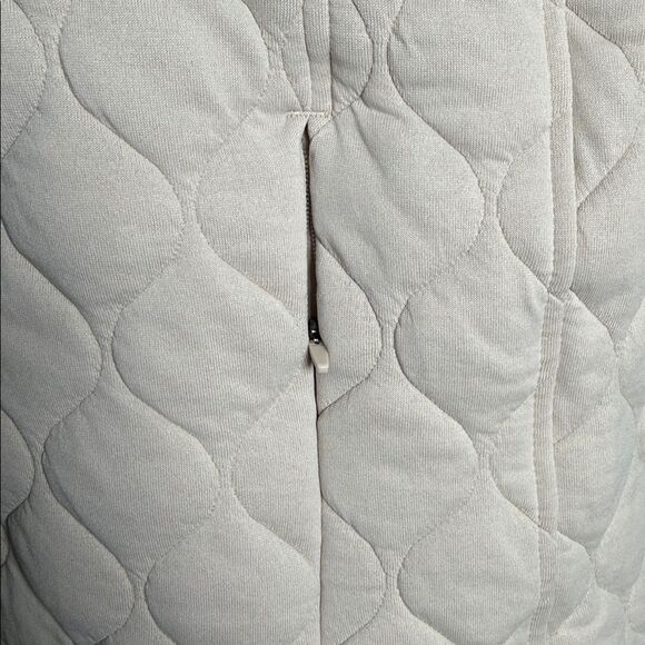 Kirkland Signature Beige Quilted Vest - Picture 6 of 10